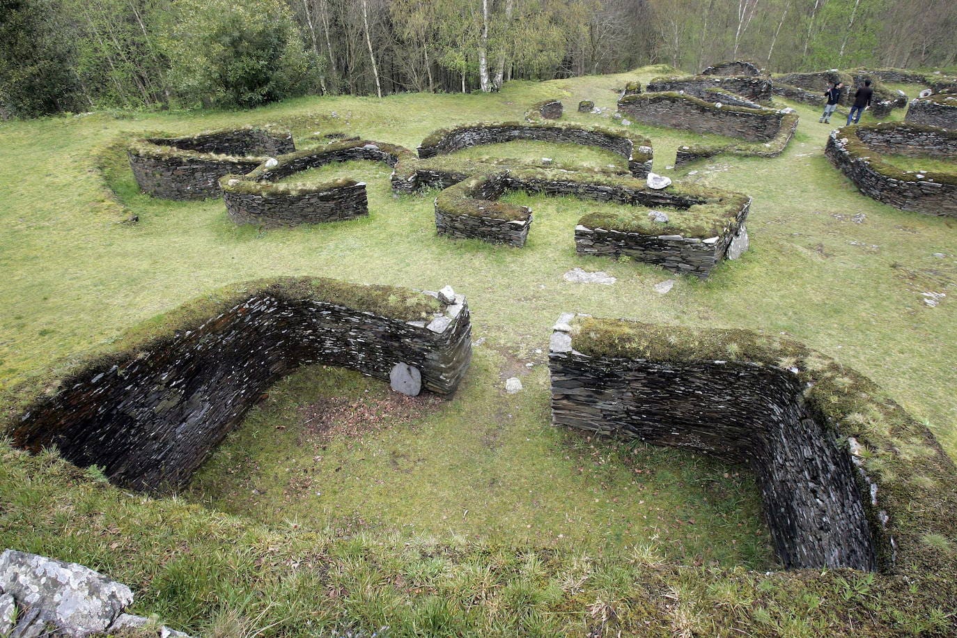 31. Castro de Coaña | Asturias cuenta con varios castros, pero quizás el de Coaña sea el más conocido debido a su temprano descubrimiento y a gran extensión excavada a lo largo de casi doscientos años de intervenciones. Coaña es un asentamiento que data del siglo IV a.C. y que está situado en la margen izquierda de la ría de Navia.