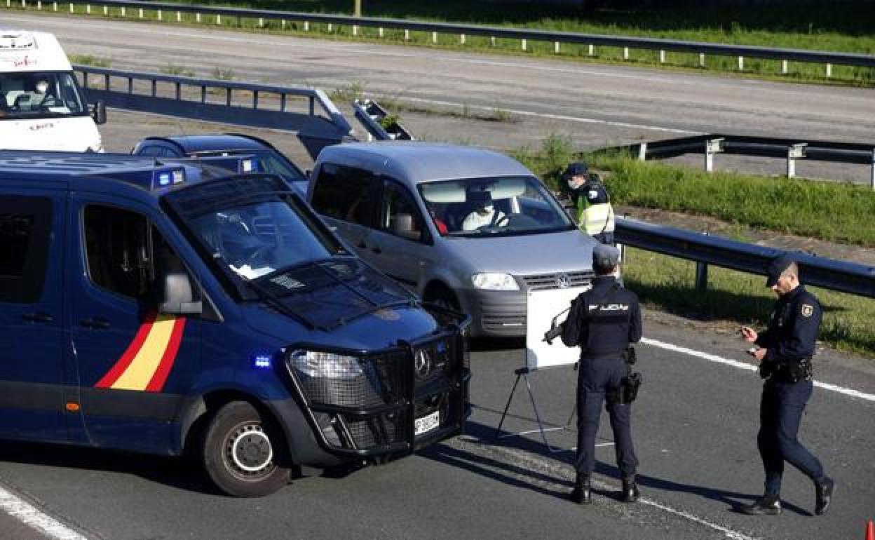 Policía en un control a la entrada de Oviedo. 