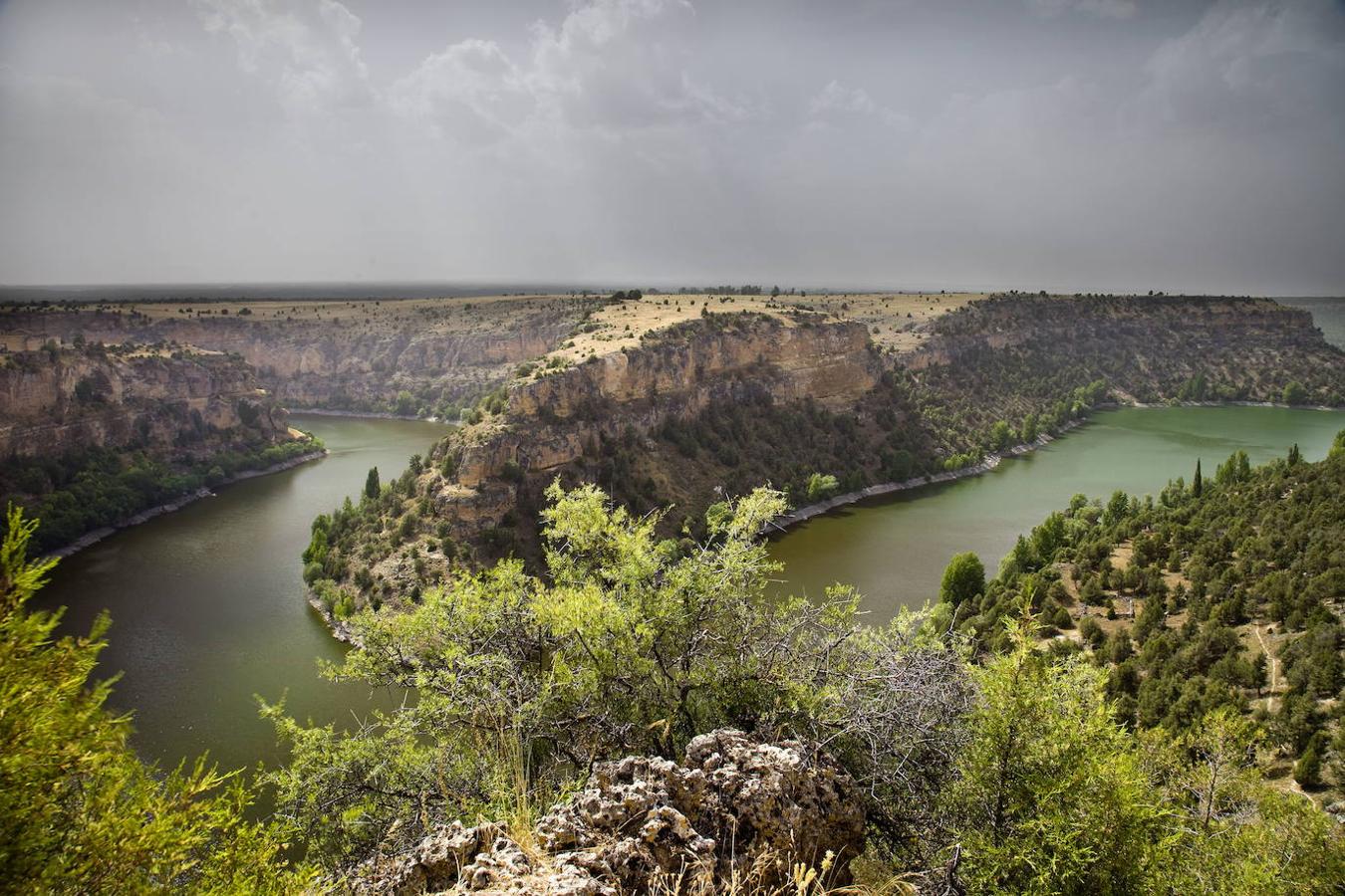 Este Parque Natural de las Hoces del río Duratón se encuentra en el noroeste de Segovia. Un espacio en plena naturaleza en el que el río se ha encajado en un profundo cañón, cuyas paredes llegan a alcanzar en algunas zonas más de 100 metros de desnivel. Un paisaje singular por su ´ran belleza, pero al que también hay que añadir una gran riqueza arqueológica e histórica.