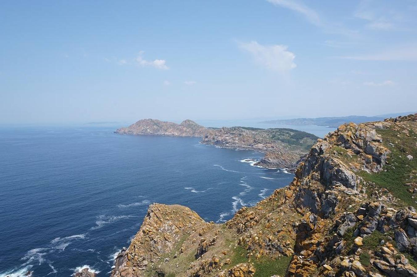 Aguas Cristalinas y frías con las mejores propiedades del océano para la vida submarina, leyendas singulares, playas paradisiacas de arena fina, bosques de pinos y un paisaje marítimo y terrestre de cuento. El Parque Nacional de las Islas Atlánticas incluye las Islas Cíes, Ons, Sálvora y Cortegada. Una extensión total de 1194,8 hectáreas terrestres y 7285,2 hectáreas de superficie marítima. Para evitar la masificación en las Islas Cíes y en la Isla Ons, desde 2018 es necesario un permiso de la Junta de Galicia para poder visitarlas y comprar tu billete de transporte para viajar hasta este paraíso.