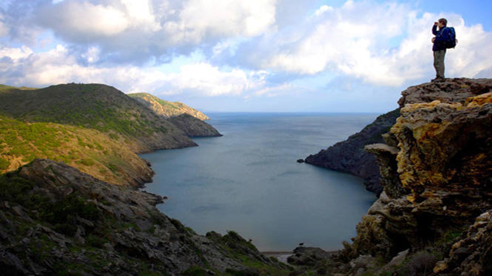 Este espacio natural se trata del primer parque marítimo-terrestre del país y se encuentra situado en la parte más oriental de la península ibérica. Un espacio de gran importancia geológica, biológica y paisajística de unas 11.000 hectáreas de superficie con numerosa vegetación y variedad de especies animales; junto con unas 3.000 hectáreas de entorno marítimo con aguas cristalinas y con una gran riqueza de vida submarina. Un conjunto de parajes que merece la pena visitar y que sin duda pasarán a quedarse en un lugar privilegiado de tu memoria.