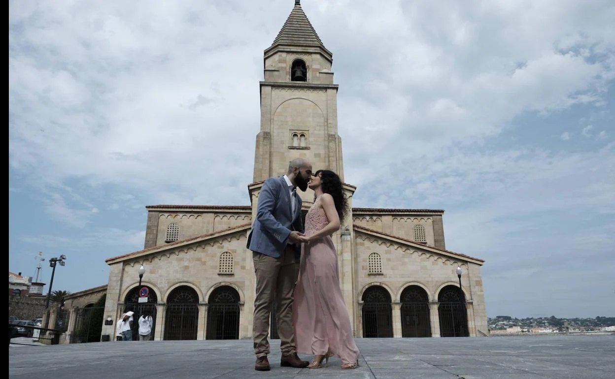 La primera boda en la iglesia de San Pedro en Gijón tras el estado de  alarma | El Comercio: Diario de Asturias