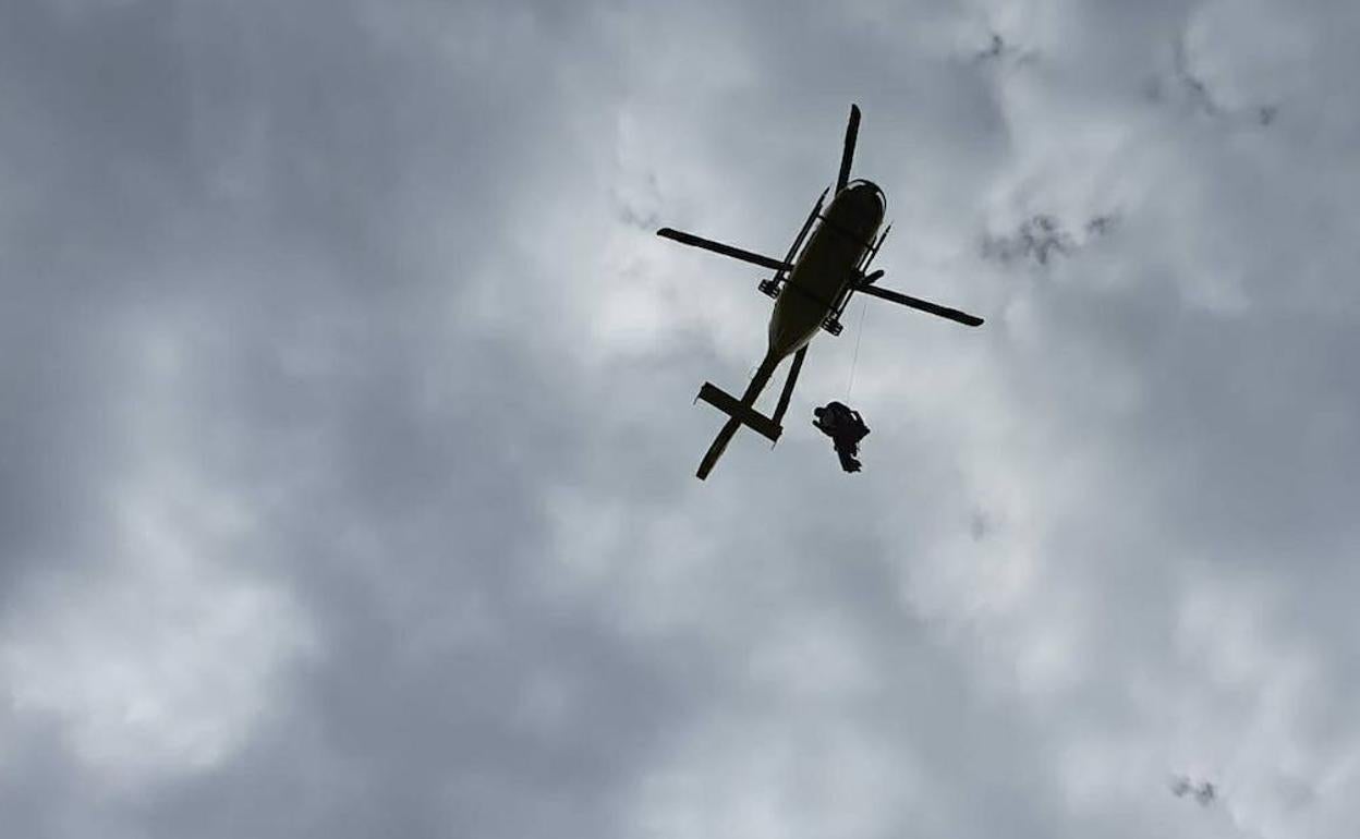 Trasladado al HUCA un senderista lesionado en Somiedo