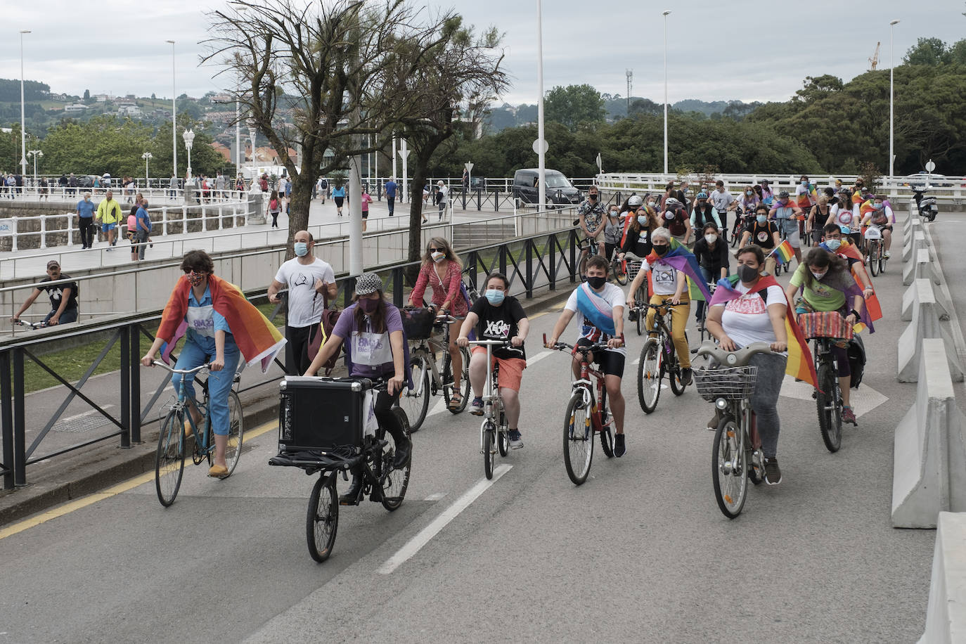 Xega organizó este sábado una movilización en bicicleta para celebrar el 'Día del orgullo 2020'. Además, tuvo lugar el recorrido urbano de la 'drag queen' Londra Show.