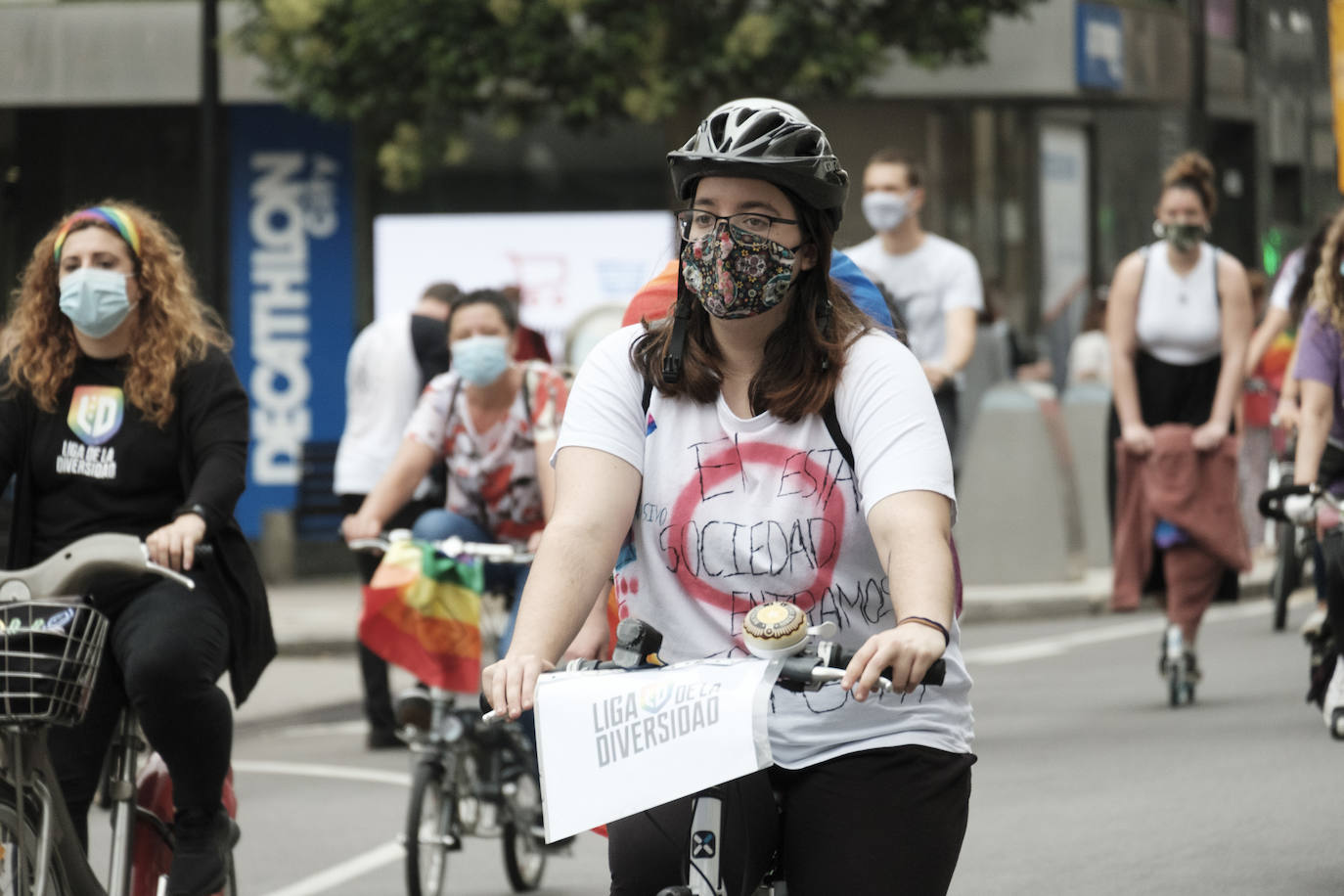 Xega organizó este sábado una movilización en bicicleta para celebrar el 'Día del orgullo 2020'. Además, tuvo lugar el recorrido urbano de la 'drag queen' Londra Show.