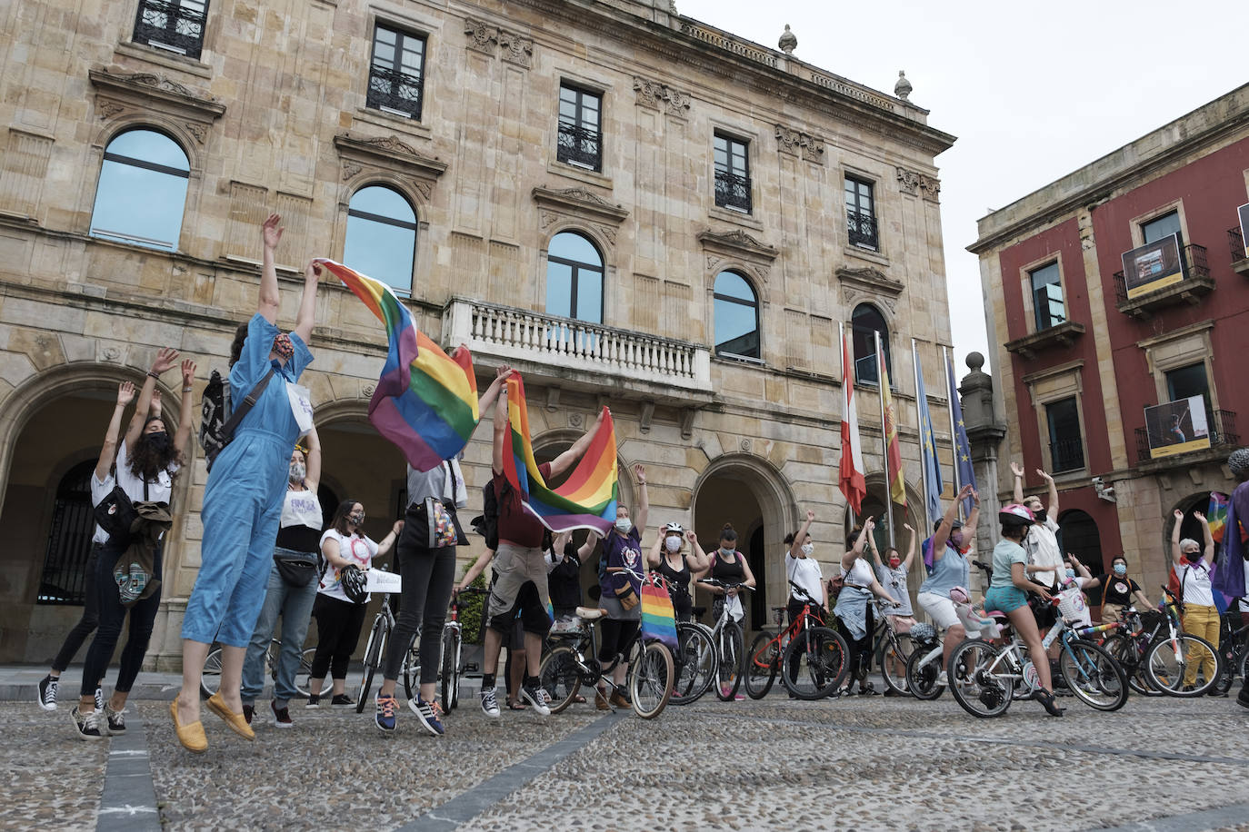 Xega organizó este sábado una movilización en bicicleta para celebrar el 'Día del orgullo 2020'. Además, tuvo lugar el recorrido urbano de la 'drag queen' Londra Show.