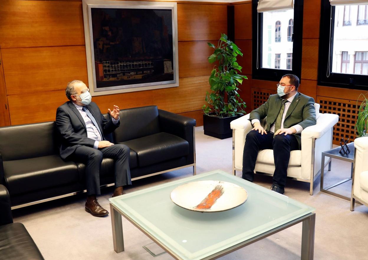 José Manuel Ferreira y Adrián Barbón, ayer durante su encuentro. 