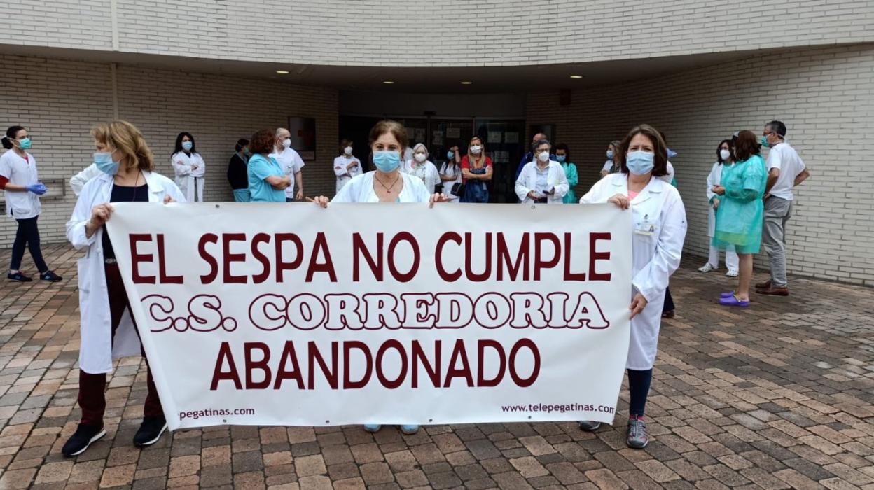Los sanitarios del centro de salud de La Corredoria se manifiestan por la falta de medios. 