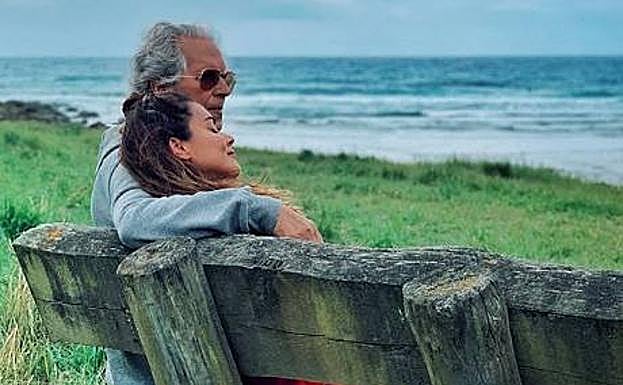 Lara Álvarez disfruta del Cantábrico abrazada a su padre.