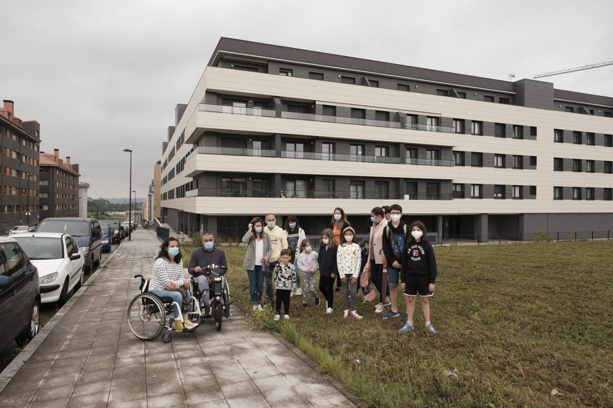Un grupo de vecinos posa en la parcela donde está previsto que se construya el consultorio médico. 