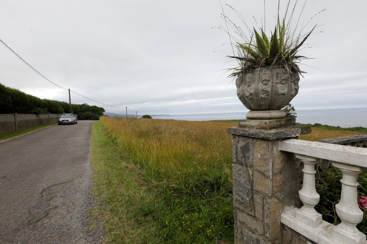 El nuevo aparcamiento se situará al inicio de la carretera de acceso a la playa. 