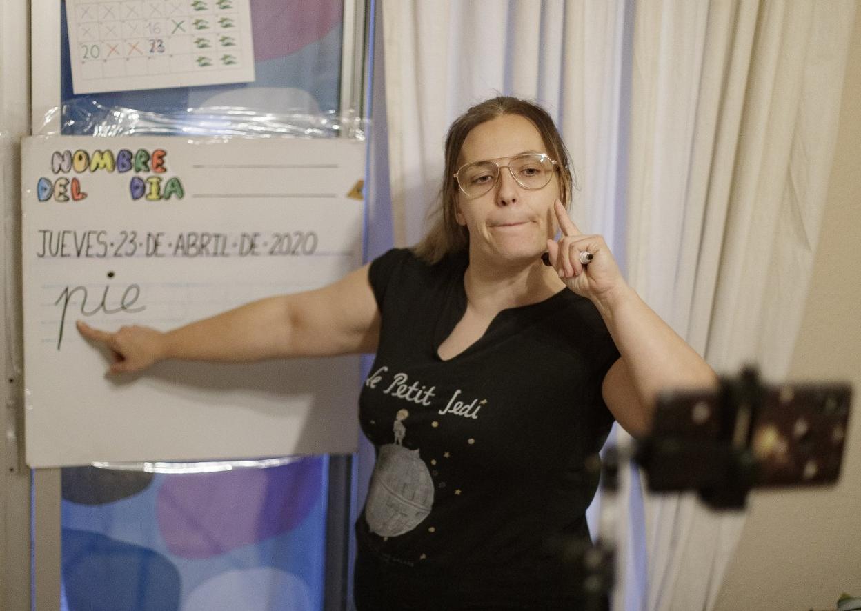 Una maestra de Primaria, durante una grabación de una clase durante el confinamiento. 