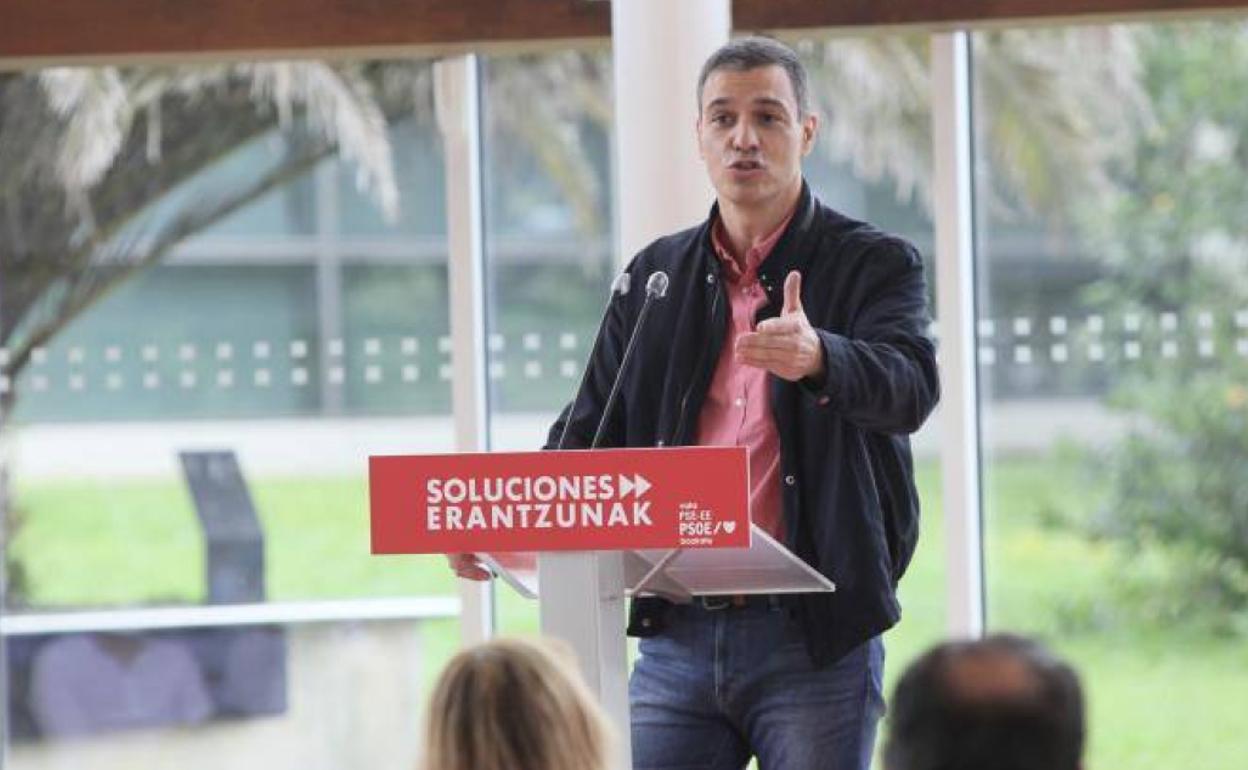 Pedro Sánchez, durante un mitin en San Sebastián esta mañana.