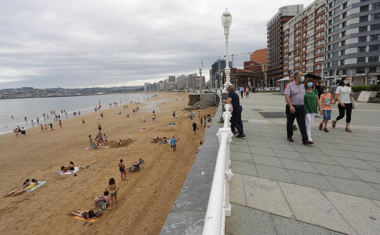 La playa de San Lorenzo tuvo ayer una baja ocupación, con mucho sitio para poder mantener la distancia social de seguridad. paloma ucha