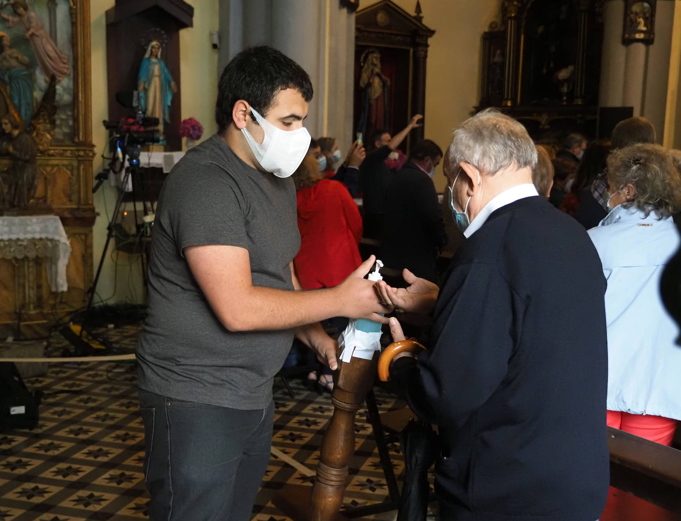 Las mascarillas marcaron la tradicional jornada que se, pese al coronavirus, se celebró en Cudillero con ciertas modificaciones sobre el programa habitual. 