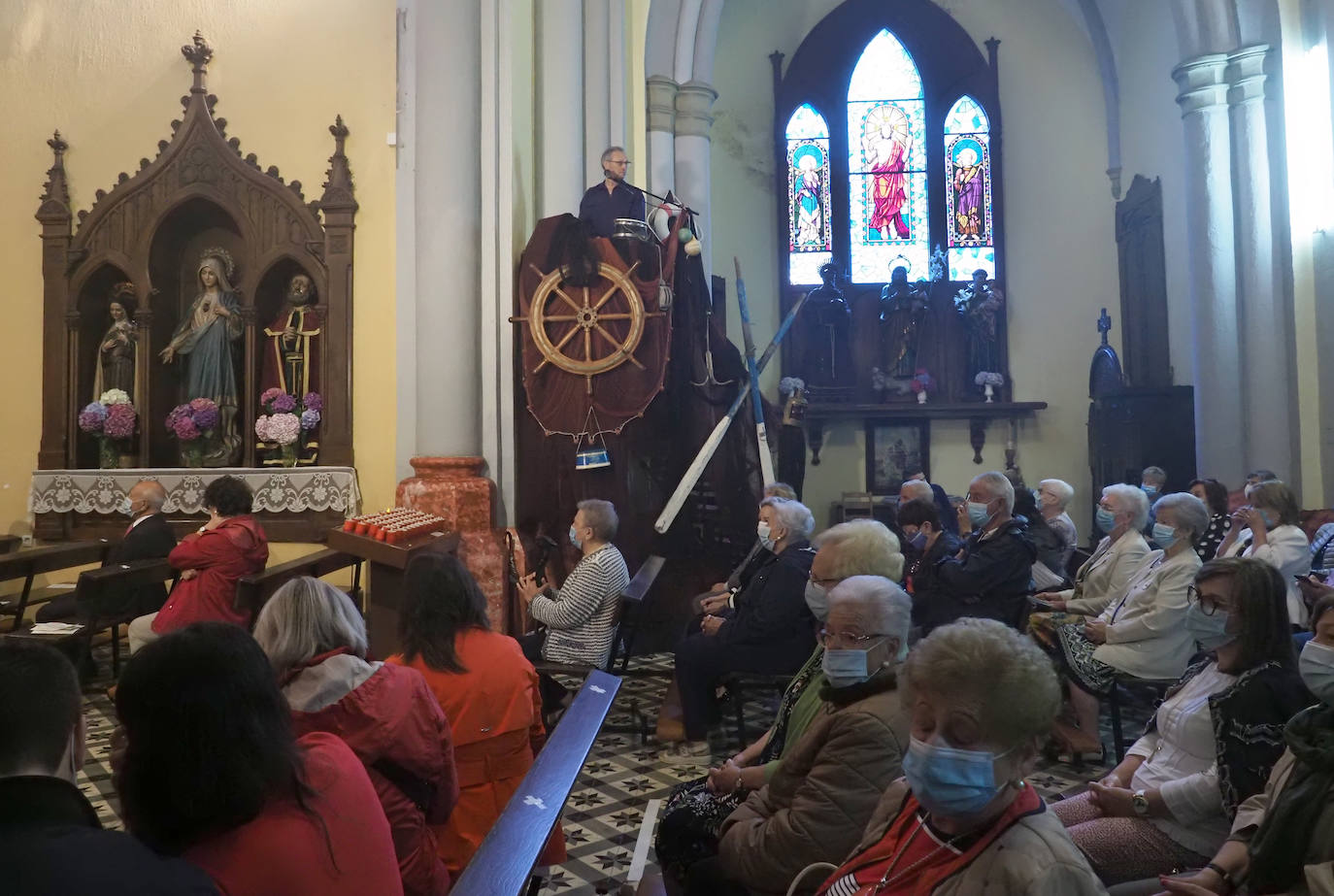 Las mascarillas marcaron la tradicional jornada que se, pese al coronavirus, se celebró en Cudillero con ciertas modificaciones sobre el programa habitual. 