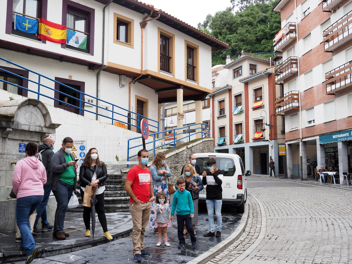 Las mascarillas marcaron la tradicional jornada que se, pese al coronavirus, se celebró en Cudillero con ciertas modificaciones sobre el programa habitual. 