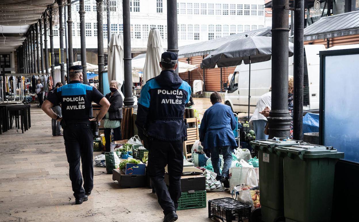 La Policía Local inspeccionó los puestos para verificar que mantenían las distancias de seguridad, pero no llegó a desalojar a los aldeanos 