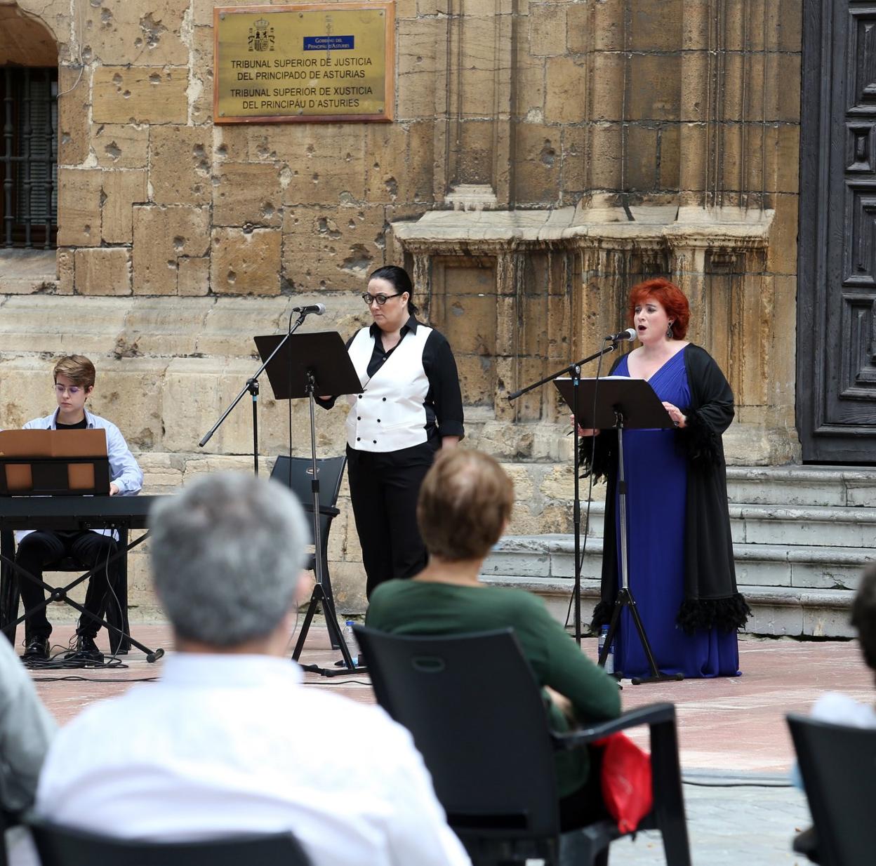 Sam Peña, Marina Pardo y Ana Peinado durante el recital. 