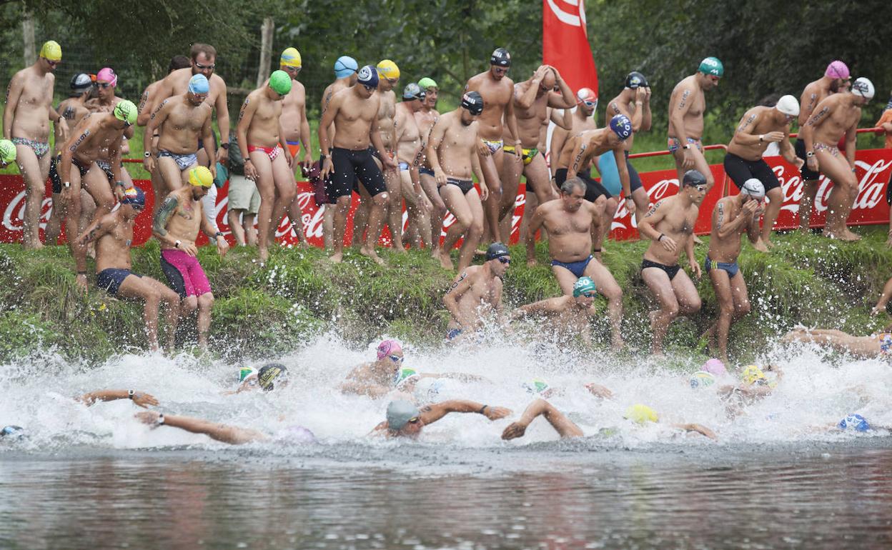 Salida de una de las últimas competiciones en la ría naviega.