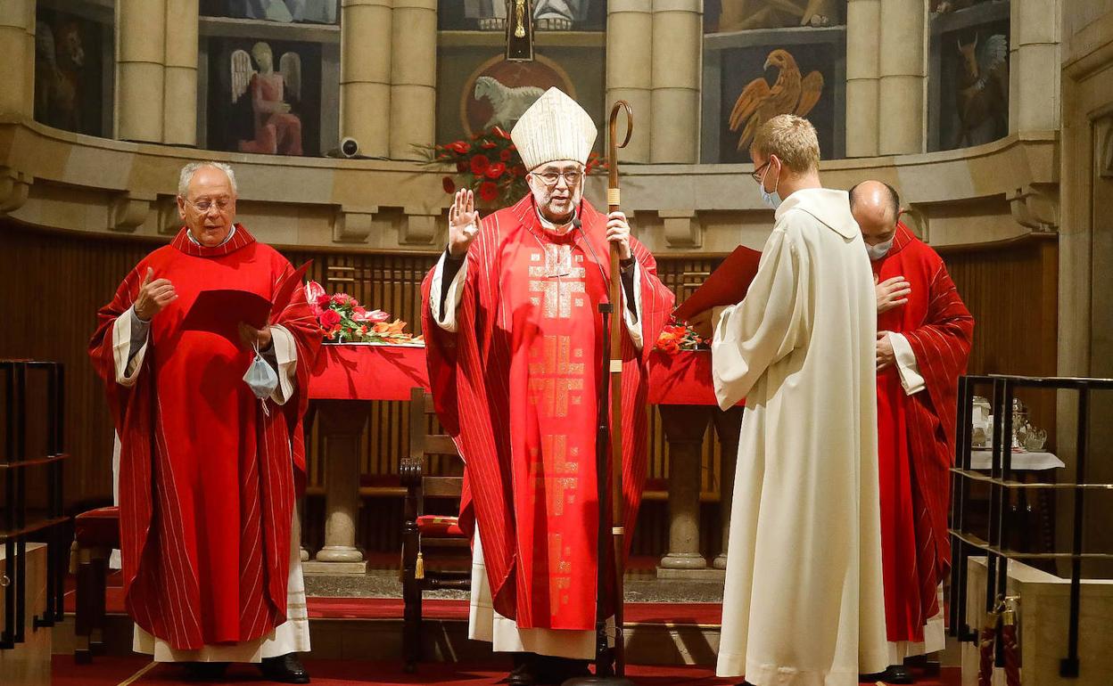 Un instante de la ceremonia oficiada por el arzobispo de Oviedo, Jesús Sanz Montes, en honor a San Pedro