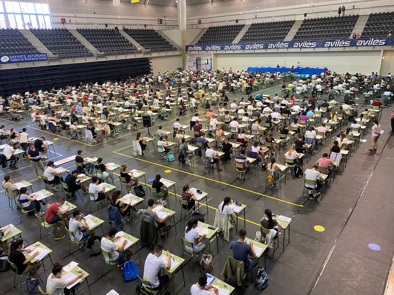 4.975 estudiantes asturianos inician este martes las pruebas que les darán acceso a los estudios universitarios. Lo hacen en unas circunstancias muy especiales, marcadas por la pandemia del coronavirus, tanto tanto por las medidas de higiene impuestas durante los exámenes como por un curso, el de 2019-2020, en el que las clases se suspendieron en el último trimestre. 