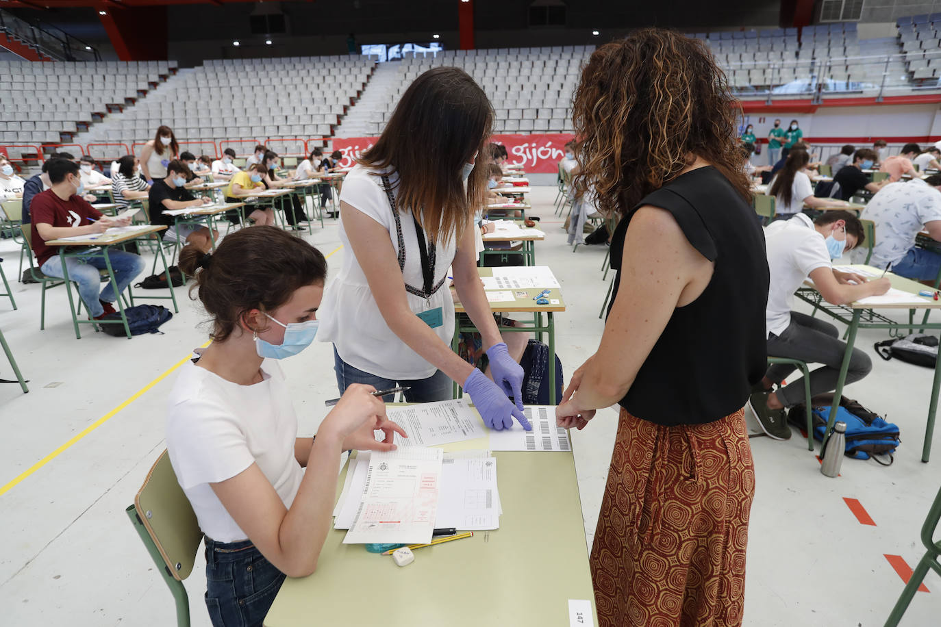 4.975 estudiantes asturianos inician este martes las pruebas que les darán acceso a los estudios universitarios. Lo hacen en unas circunstancias muy especiales, marcadas por la pandemia del coronavirus, tanto tanto por las medidas de higiene impuestas durante los exámenes como por un curso, el de 2019-2020, en el que las clases se suspendieron en el último trimestre. 