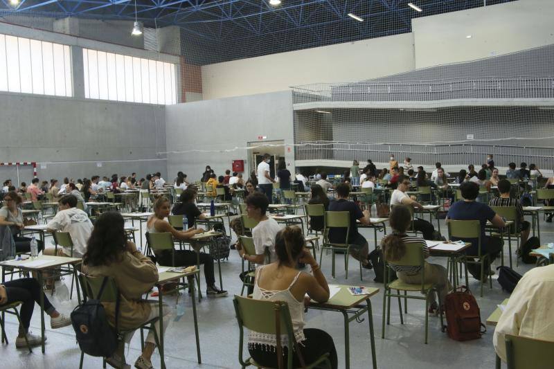 4.975 estudiantes asturianos inician este martes las pruebas que les darán acceso a los estudios universitarios. Lo hacen en unas circunstancias muy especiales, marcadas por la pandemia del coronavirus, tanto tanto por las medidas de higiene impuestas durante los exámenes como por un curso, el de 2019-2020, en el que las clases se suspendieron en el último trimestre. 