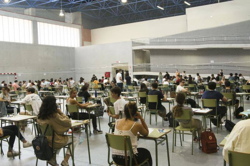 4.975 estudiantes asturianos inician este martes las pruebas que les darán acceso a los estudios universitarios. Lo hacen en unas circunstancias muy especiales, marcadas por la pandemia del coronavirus, tanto tanto por las medidas de higiene impuestas durante los exámenes como por un curso, el de 2019-2020, en el que las clases se suspendieron en el último trimestre. 