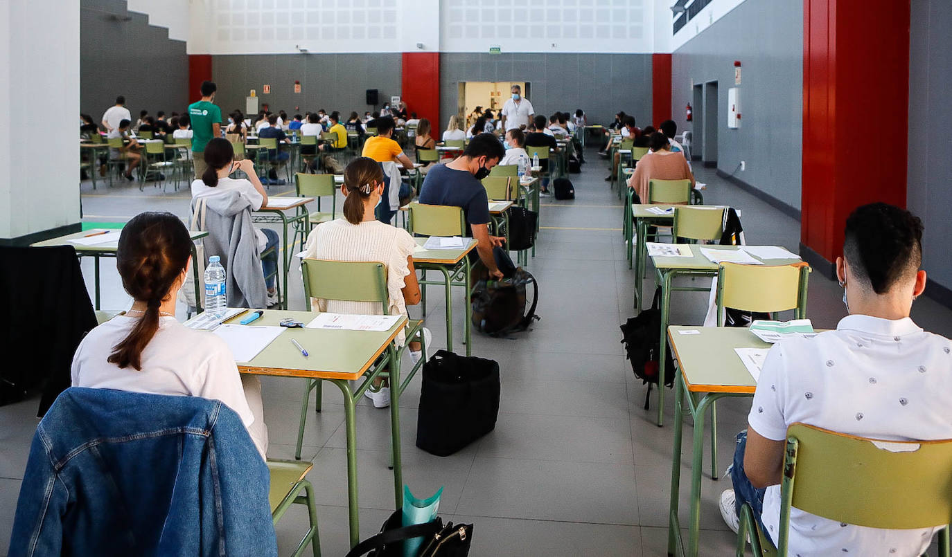 4.975 estudiantes asturianos inician este martes las pruebas que les darán acceso a los estudios universitarios. Lo hacen en unas circunstancias muy especiales, marcadas por la pandemia del coronavirus, tanto tanto por las medidas de higiene impuestas durante los exámenes como por un curso, el de 2019-2020, en el que las clases se suspendieron en el último trimestre. 