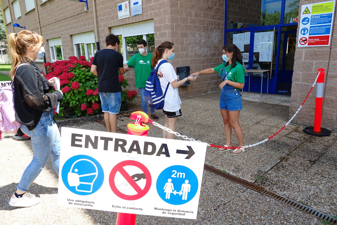 4.975 estudiantes asturianos inician este martes las pruebas que les darán acceso a los estudios universitarios. Lo hacen en unas circunstancias muy especiales, marcadas por la pandemia del coronavirus, tanto tanto por las medidas de higiene impuestas durante los exámenes como por un curso, el de 2019-2020, en el que las clases se suspendieron en el último trimestre. 