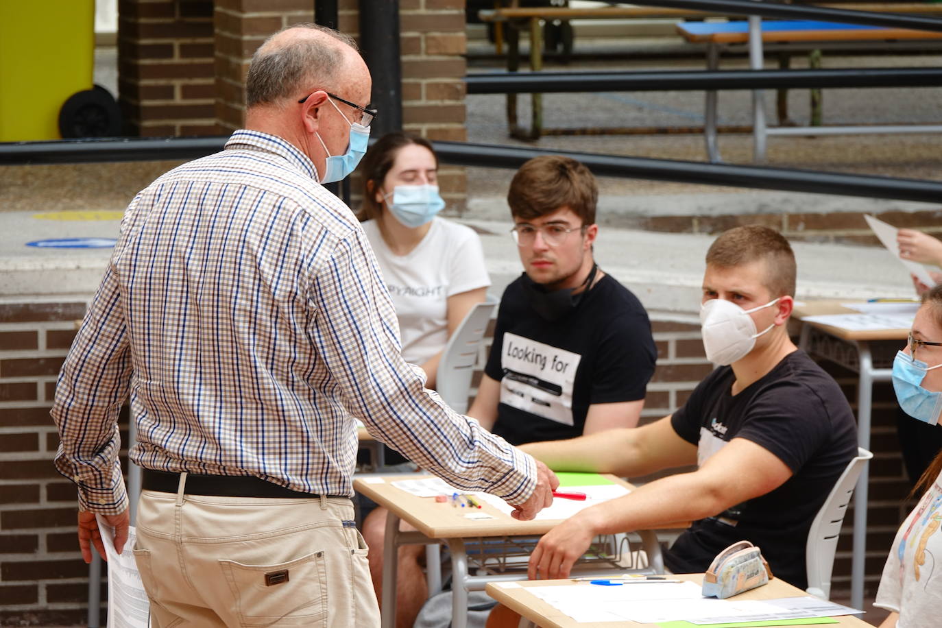 4.975 estudiantes asturianos inician este martes las pruebas que les darán acceso a los estudios universitarios. Lo hacen en unas circunstancias muy especiales, marcadas por la pandemia del coronavirus, tanto tanto por las medidas de higiene impuestas durante los exámenes como por un curso, el de 2019-2020, en el que las clases se suspendieron en el último trimestre. 