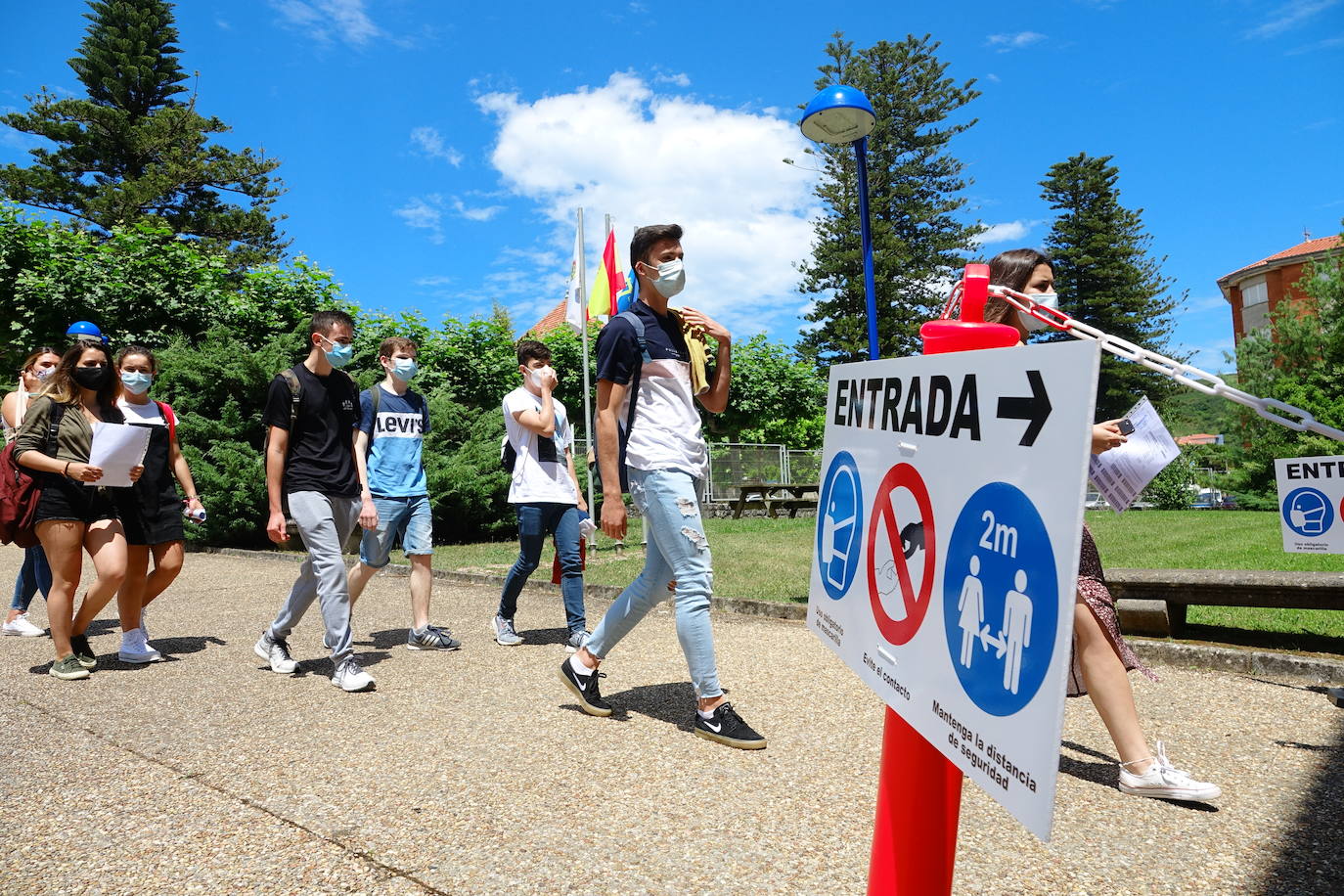 4.975 estudiantes asturianos inician este martes las pruebas que les darán acceso a los estudios universitarios. Lo hacen en unas circunstancias muy especiales, marcadas por la pandemia del coronavirus, tanto tanto por las medidas de higiene impuestas durante los exámenes como por un curso, el de 2019-2020, en el que las clases se suspendieron en el último trimestre. 