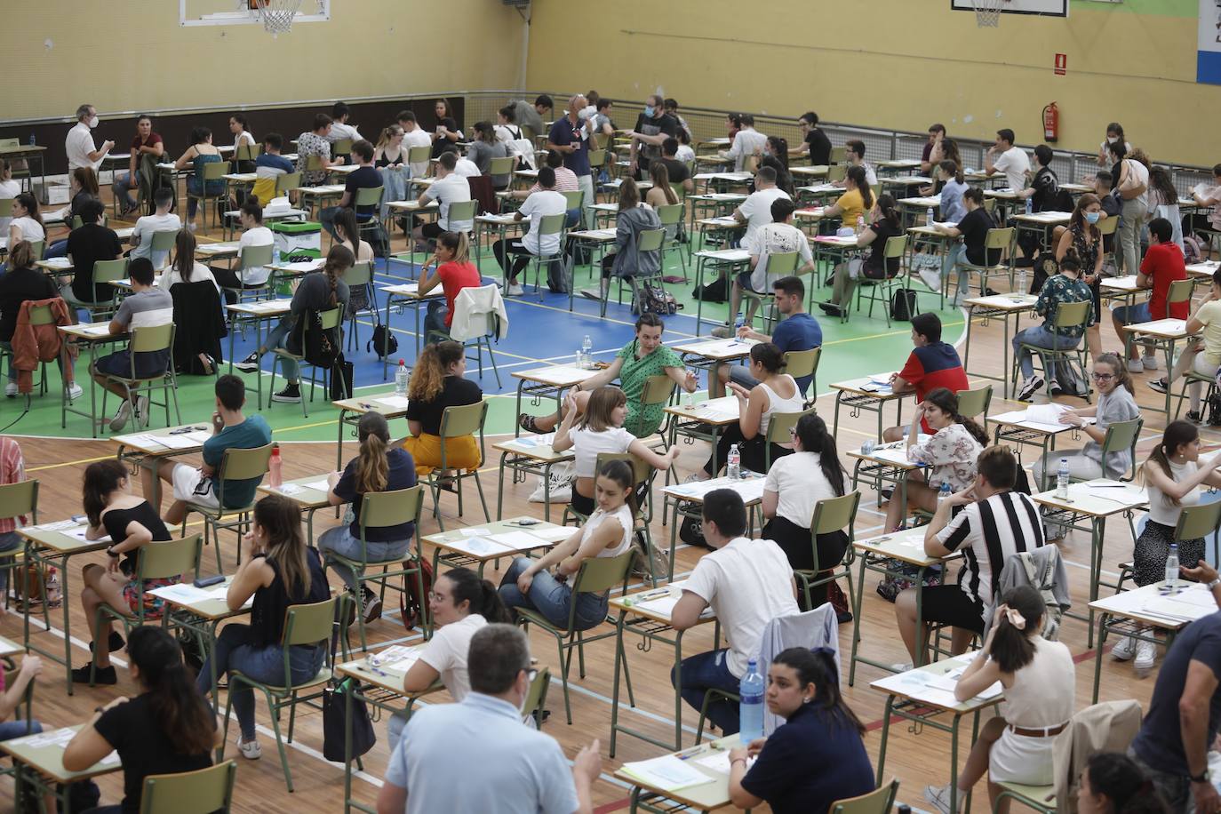 4.975 estudiantes asturianos inician este martes las pruebas que les darán acceso a los estudios universitarios. Lo hacen en unas circunstancias muy especiales, marcadas por la pandemia del coronavirus, tanto tanto por las medidas de higiene impuestas durante los exámenes como por un curso, el de 2019-2020, en el que las clases se suspendieron en el último trimestre. 