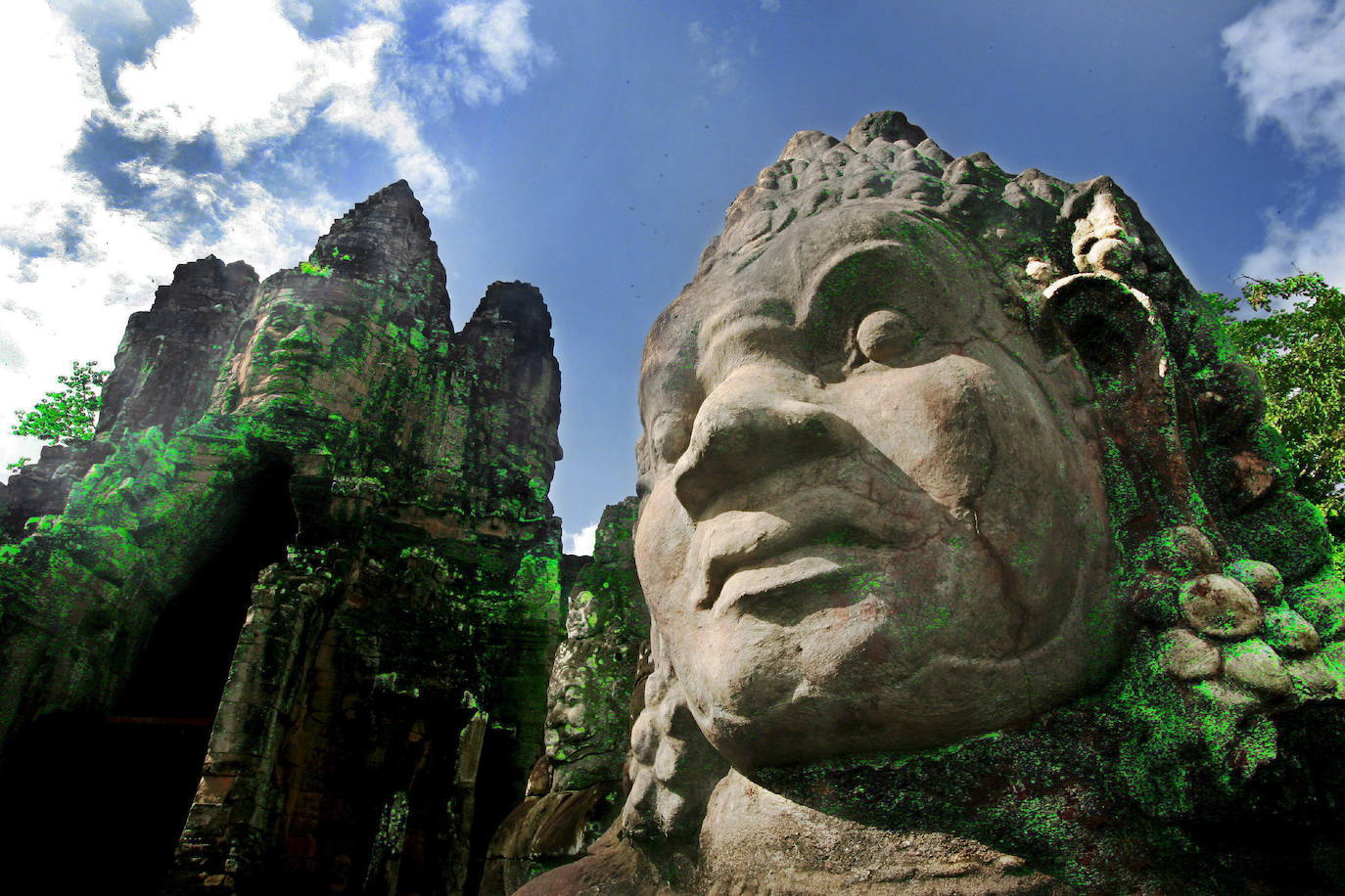 Los templos de Angkor Wat, en la región de Camboya, son considerados como el mayor complejo arqueológico del sureste asiático, permanecieron desconocidos al mundo occidental hasta mediados del siglo XX. El territorio fue, en el siglo primero de nuestra era, el exótico país Jemer. La tradición estipulaba que cada rey debía erigir un nuevo templo a Shiva (el dios destructor) o a Vishnu (el guardian) según le perteneciera, y que a su muerte le serviría de tumba. Así empezaron las edificaciones religiosas a los dioses hindúes, concebidas como una representación simbólica del universo. Su abandono sigue siendo uno de los misterios que envuelven estas reliquias