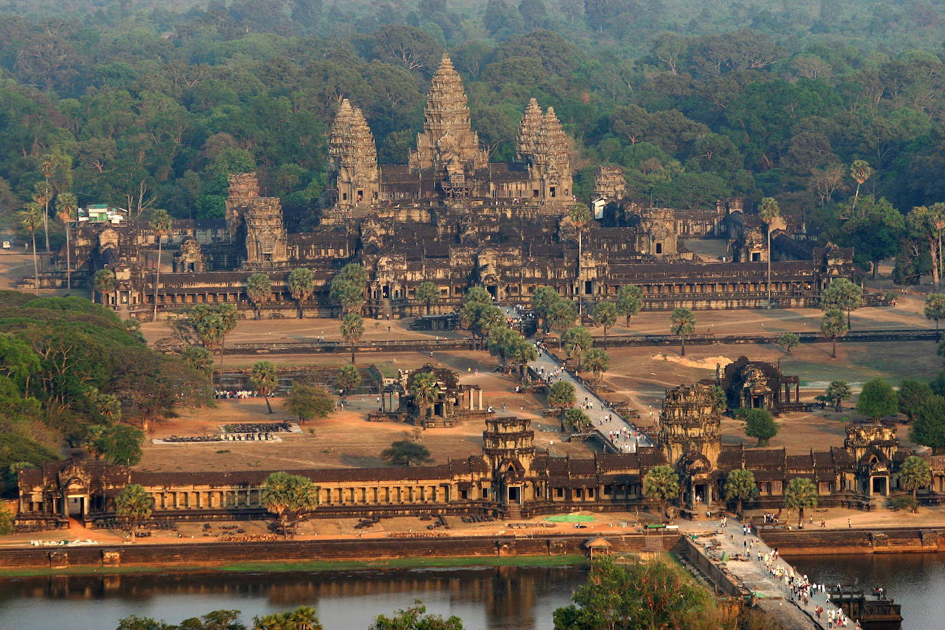 Los templos de Angkor Wat, en la región de Camboya, son considerados como el mayor complejo arqueológico del sureste asiático, permanecieron desconocidos al mundo occidental hasta mediados del siglo XX. El territorio fue, en el siglo primero de nuestra era, el exótico país Jemer. La tradición estipulaba que cada rey debía erigir un nuevo templo a Shiva (el dios destructor) o a Vishnu (el guardian) según le perteneciera, y que a su muerte le serviría de tumba. Así empezaron las edificaciones religiosas a los dioses hindúes, concebidas como una representación simbólica del universo. Su abandono sigue siendo uno de los misterios que envuelven estas reliquias