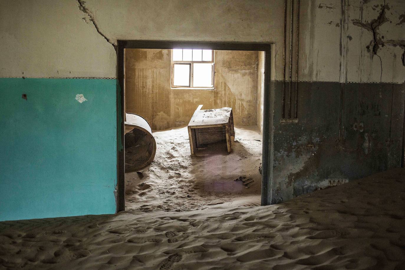 El hallazgo de diamantes dio lugar a la creación en 1908 de Kolmanskop, ciudad de estilo centroeuropeo situada al sur de la colonia alemana de Namibia. Tras la I Guerra Mundial, la caída de la producción provocó su declive y definitivo abandono en 1954. Su peculiar arquitectura, invadida por las arenas del desierto del Namib, la semejan más a un poblado del Lejano Oeste