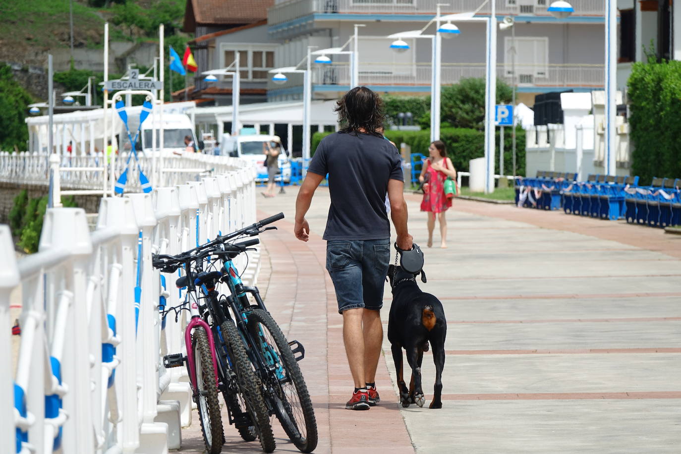 Asturianos y visitantes despiden junio con unas elevadas temperaturas que les ha llevado hasta playas y zonas de paseo con sombra.