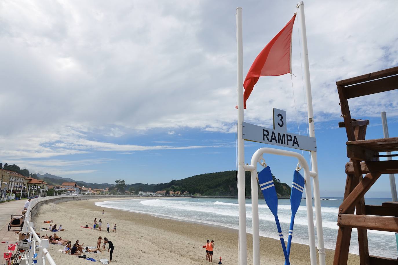 Asturianos y visitantes despiden junio con unas elevadas temperaturas que les ha llevado hasta playas y zonas de paseo con sombra.