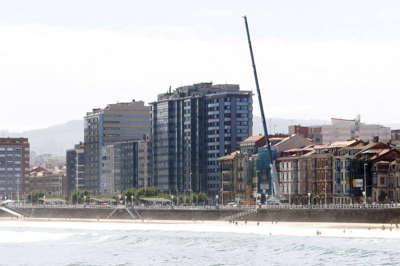 Asturianos y visitantes despiden junio con unas elevadas temperaturas que les ha llevado hasta playas y zonas de paseo con sombra.