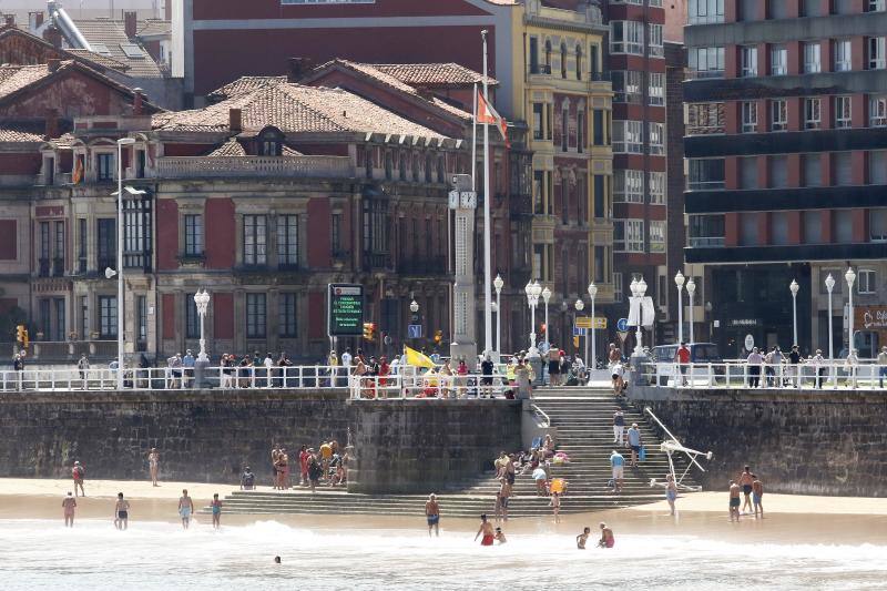 Asturianos y visitantes despiden junio con unas elevadas temperaturas que les ha llevado hasta playas y zonas de paseo con sombra.