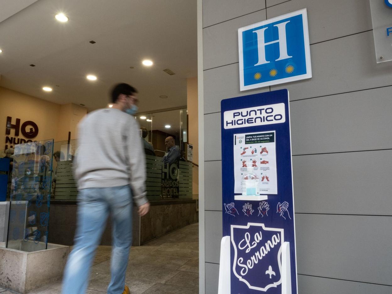 En el hotel 40 Nudos ya se han instalado cartelería con normas y geles hidroalcóholicos. 