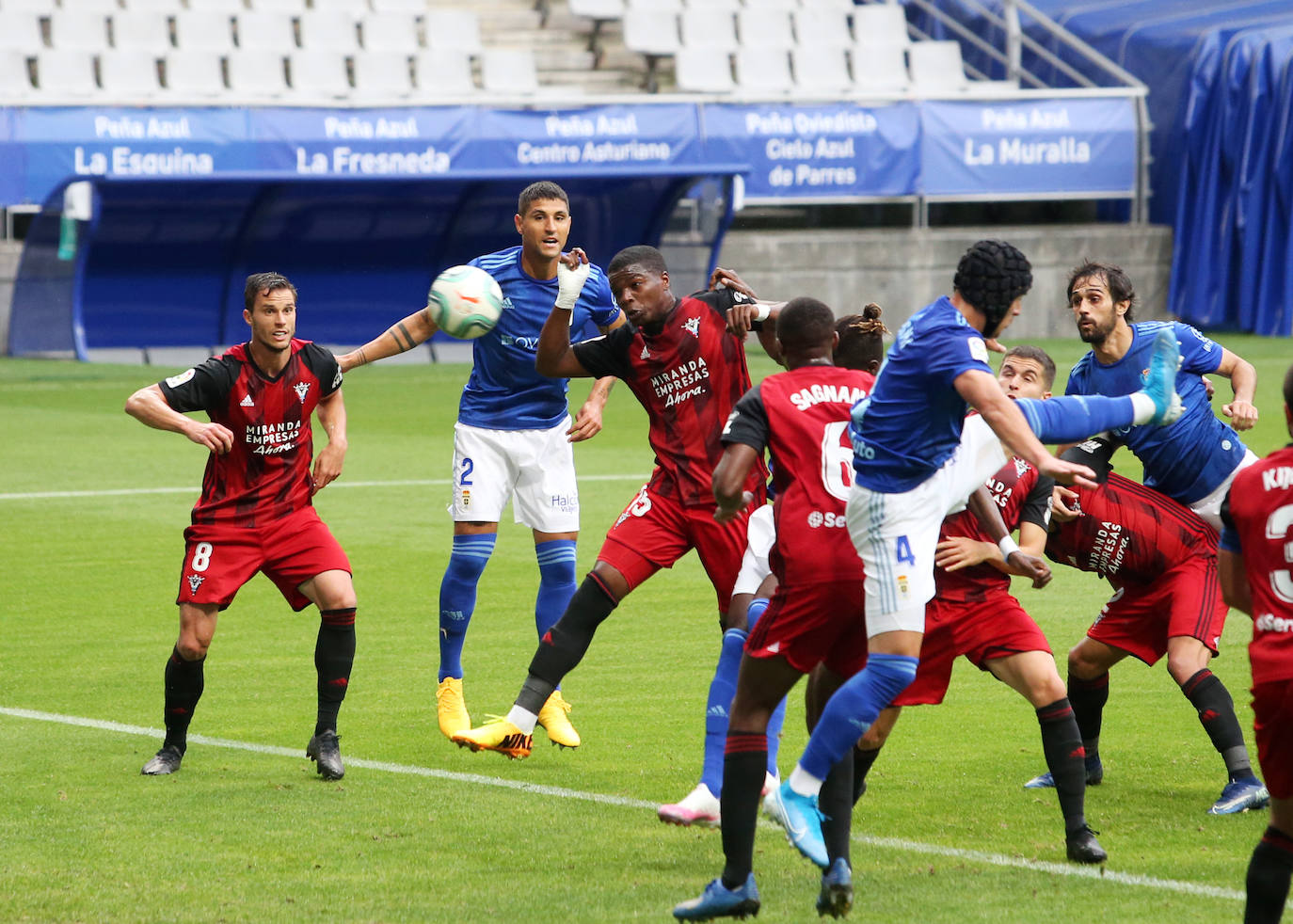 El Real Oviedo y el Mirandés se han disputado los tres puntos en el estadio Carlos Tartiere. 