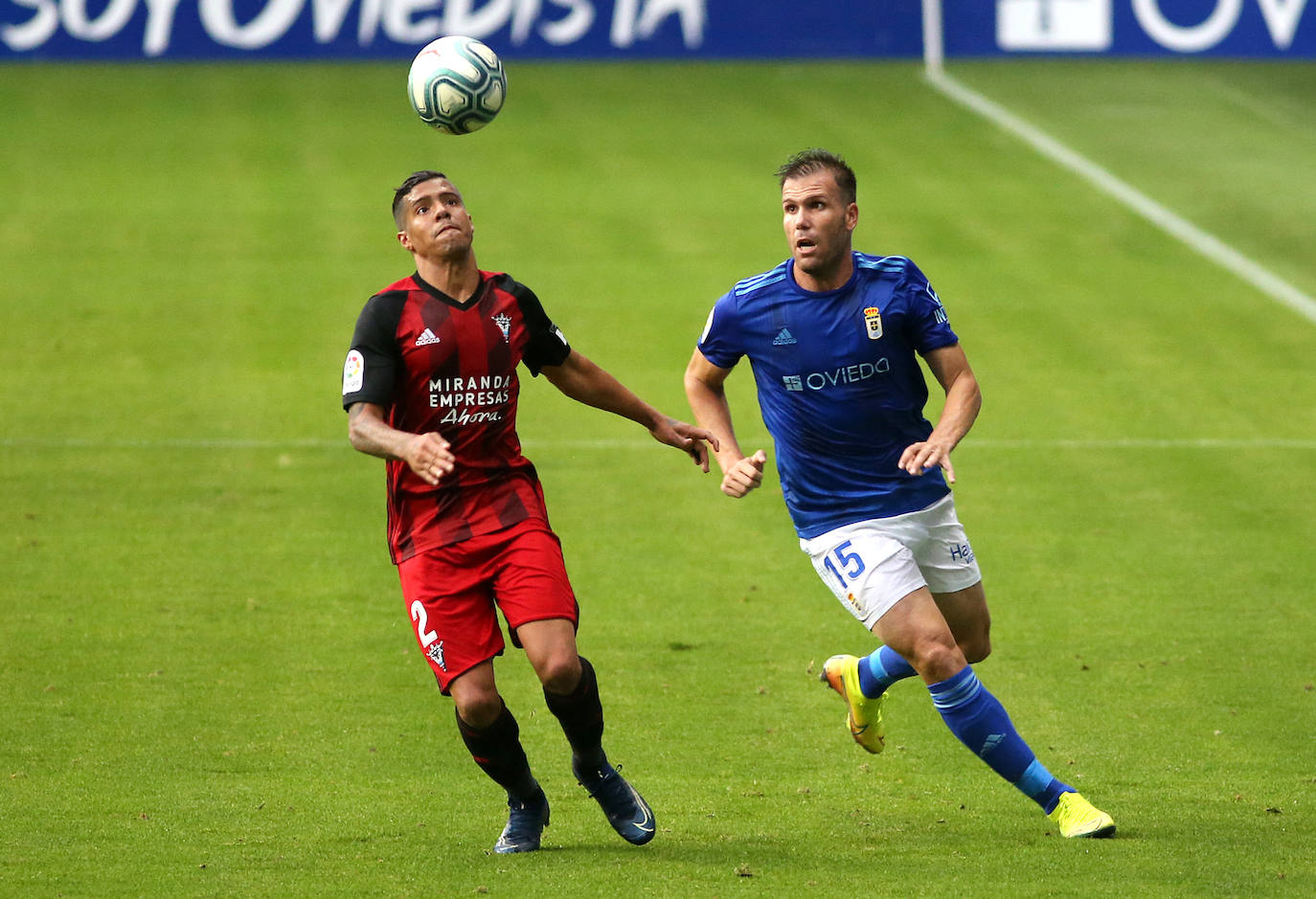 El Real Oviedo y el Mirandés se han disputado los tres puntos en el estadio Carlos Tartiere. 