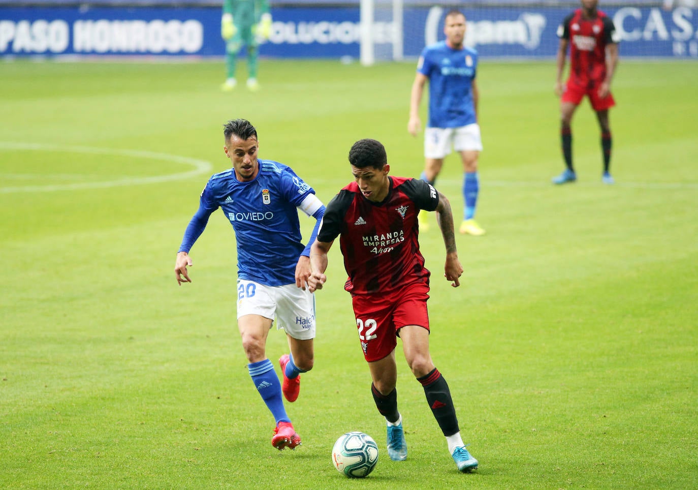 El Real Oviedo y el Mirandés se han disputado los tres puntos en el estadio Carlos Tartiere. 