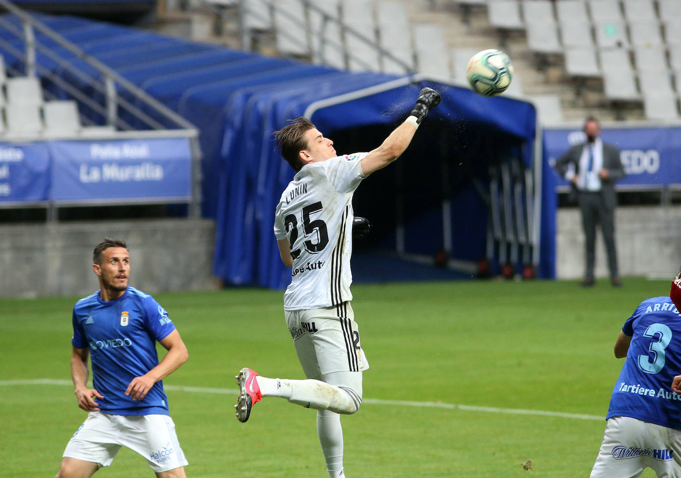 El Real Oviedo y el Mirandés se han disputado los tres puntos en el estadio Carlos Tartiere. 