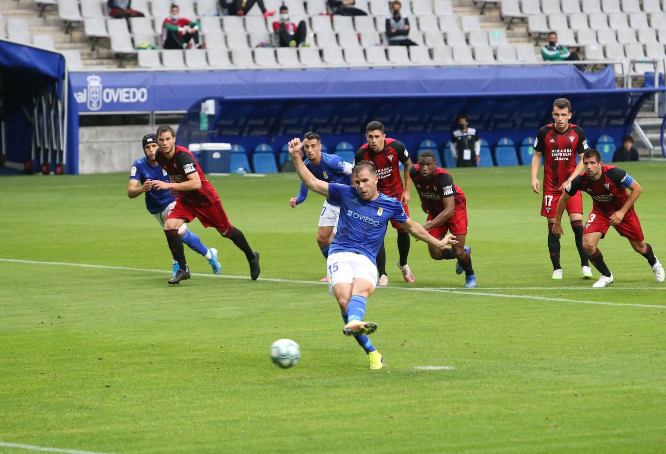 El Real Oviedo y el Mirandés se han disputado los tres puntos en el estadio Carlos Tartiere. 