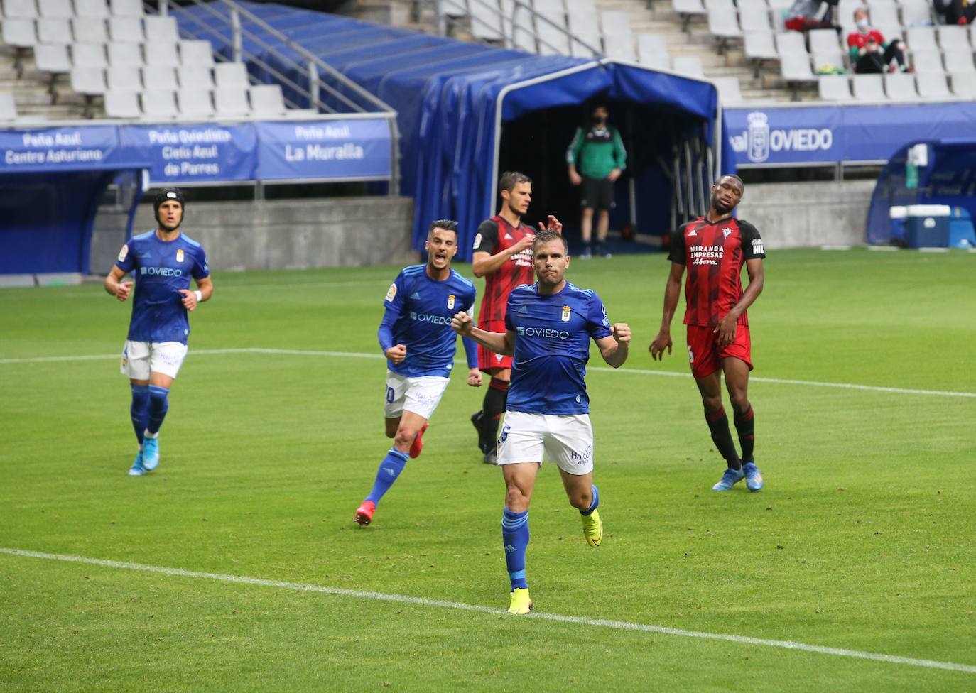 El Real Oviedo y el Mirandés se han disputado los tres puntos en el estadio Carlos Tartiere. 