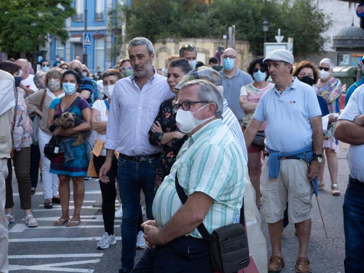 Fotos: Pañolada para salvar la fuente de Pedro Menéndez