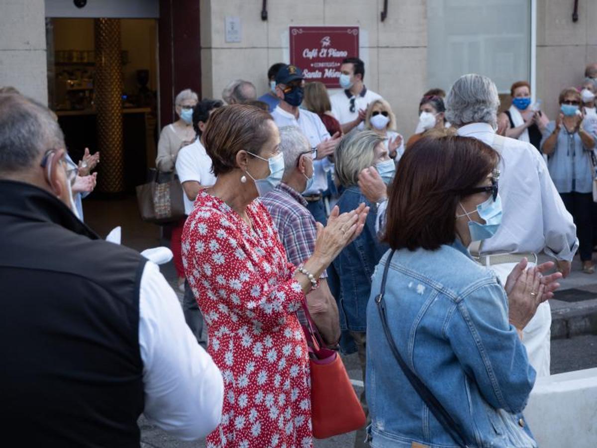 Fotos: Pañolada para salvar la fuente de Pedro Menéndez